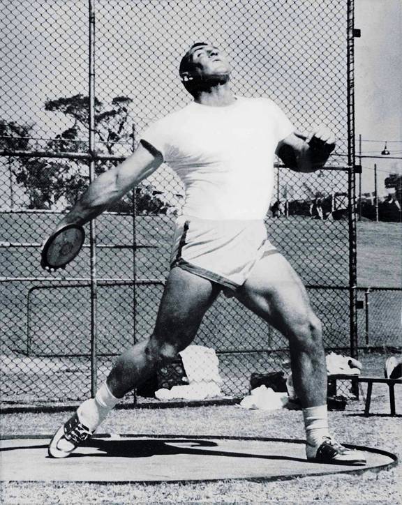 Les Mills throwing discus